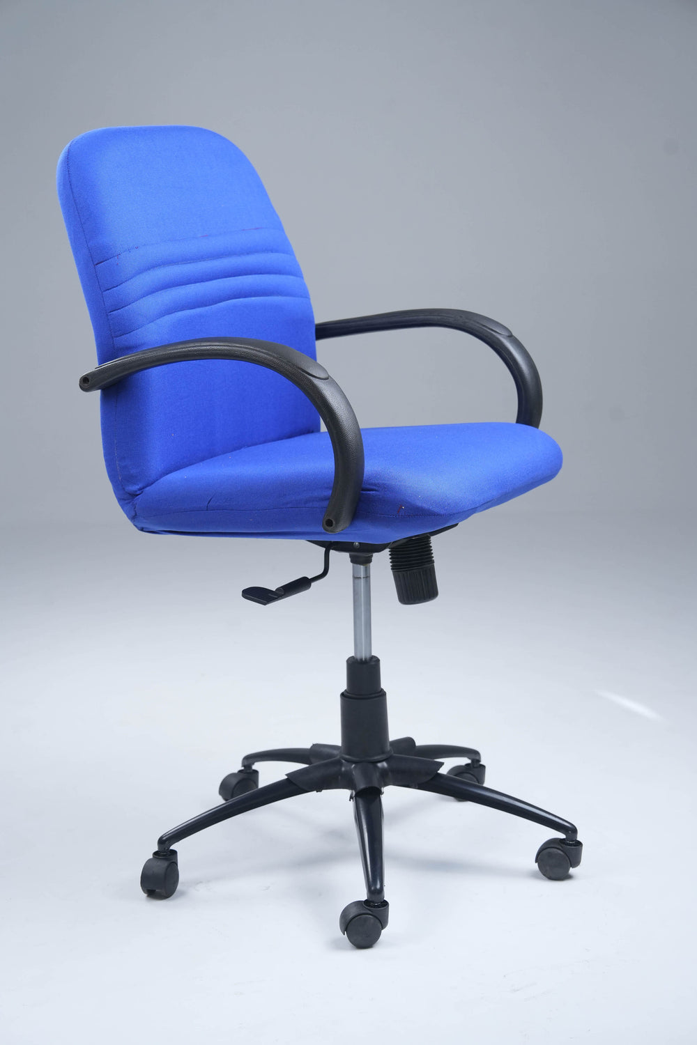 Grace Cushion Medium-Back Rolling Chair – Effortless Style, Built to Last